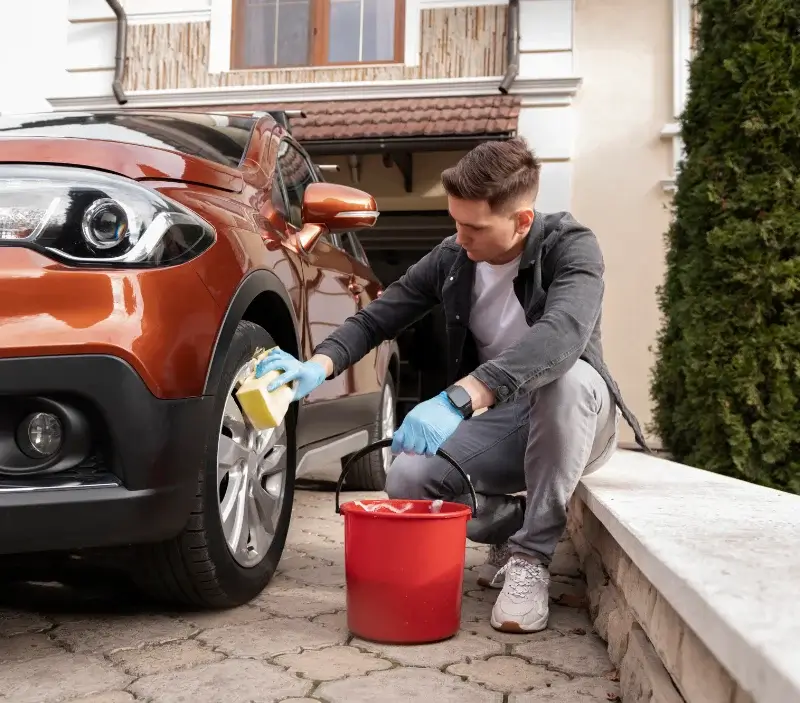 Lavage auto à domicile Saint-Sauveur-Marville : professionnel intervenant sur un véhicule